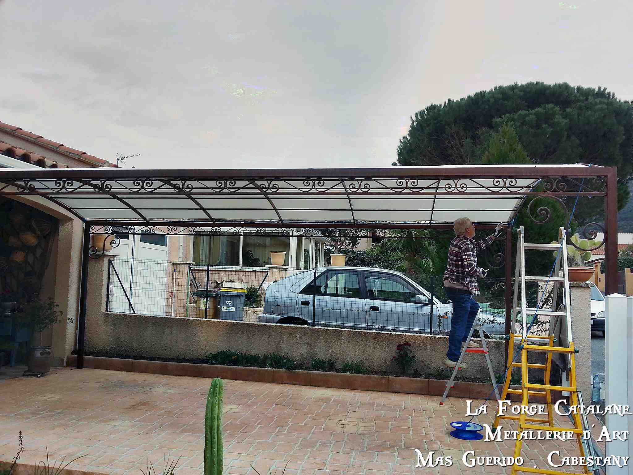 pergola abris de voiture cintre frise volutes fer Forge Catalane Cabestany.jpg